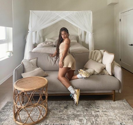 Kiana Lede hot model img