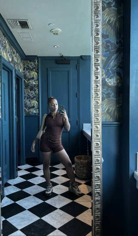 Kiana Lede model img