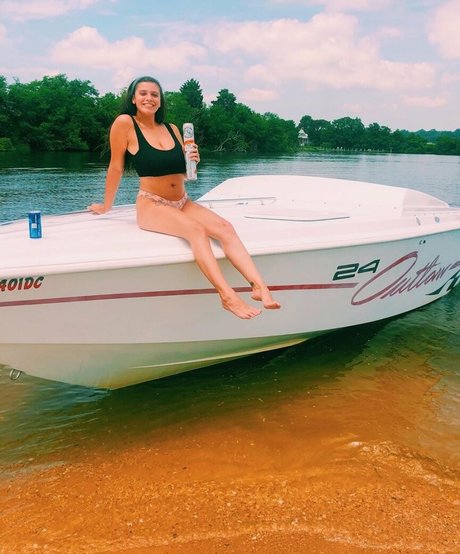 Kaylee Burnett star nudes images