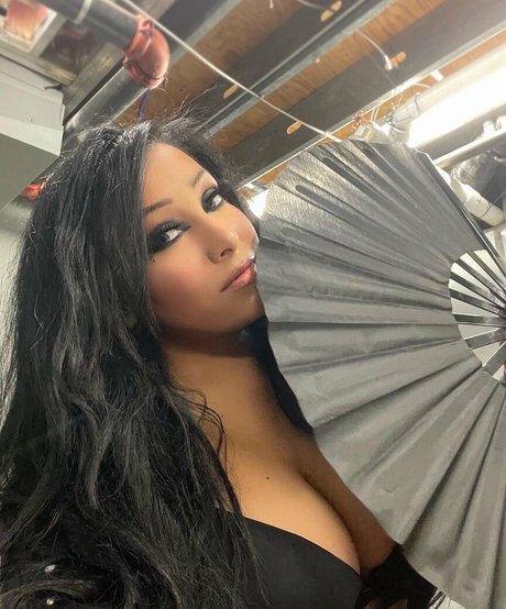 Mandy Leon beautiful star photos