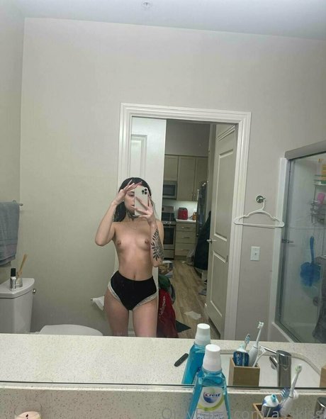 asskiss nude star pics