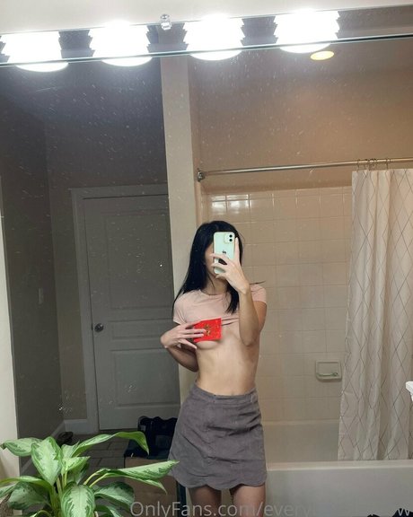 everybodymeow erotic actress image