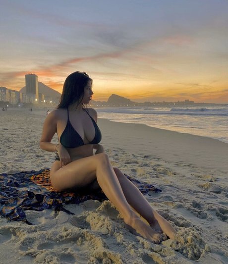 Anah Elisa beautiful model pics