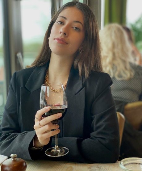 Anah Elisa naked model gallery