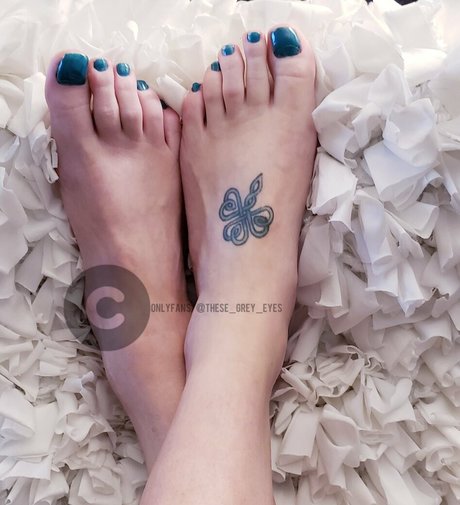 these grey eyes model nice photos