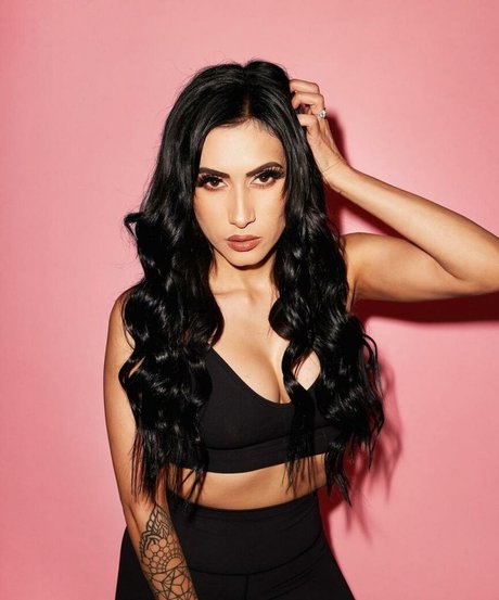 Cristina Vee pretty model picture