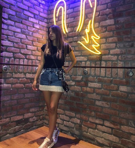 Meshi Malka sexy pornstar gallery