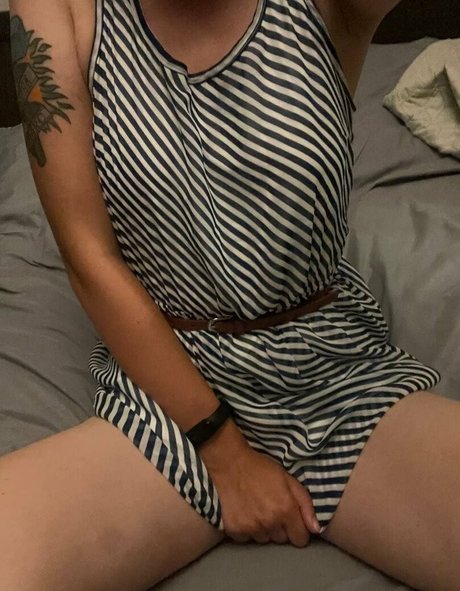 lesbian kissing onlyfans free porn photo