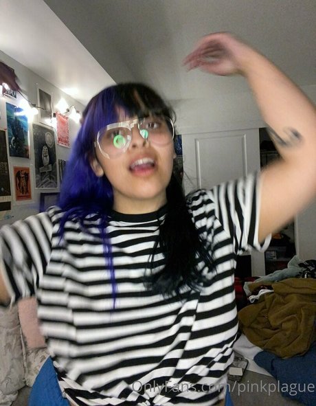 Pinkplague model naked image