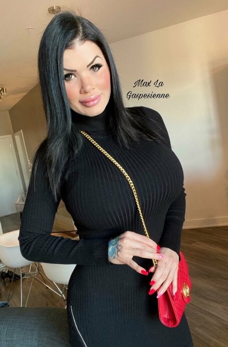 Max La Gaspesienne sexy star galleries