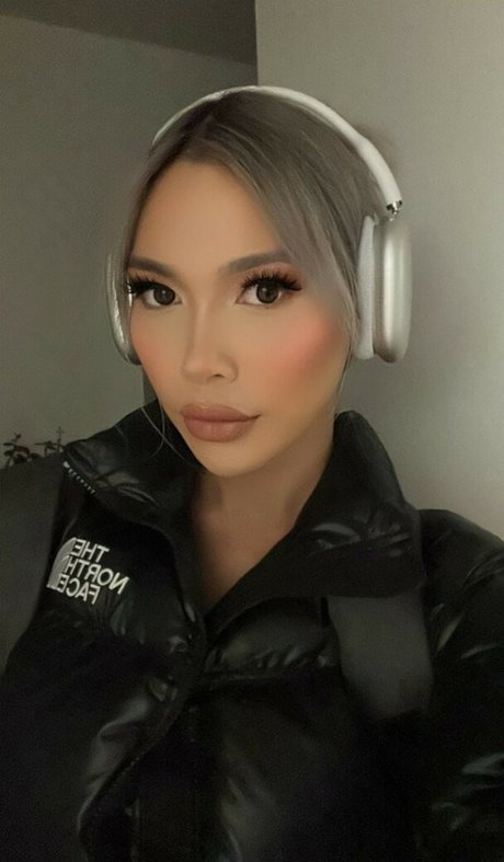 Pretty Boobs model naked galleries