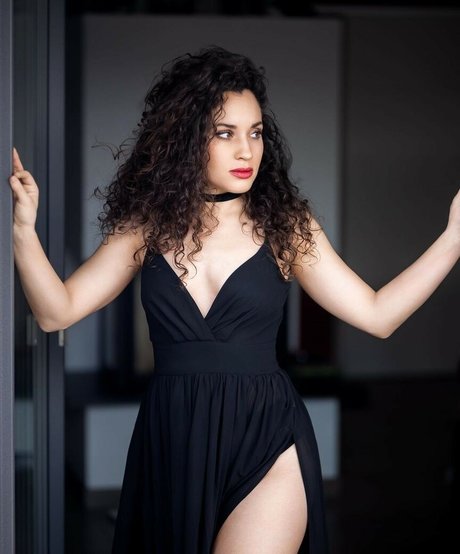 Smallcurlyfry exclusive actress pic