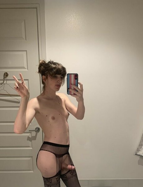 Newdle Head Bella adult star picture