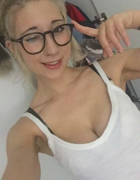 Sinneddonut sexy actress image