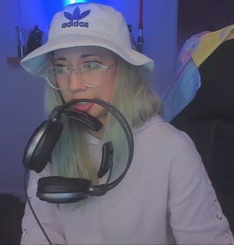 Sinneddonut naked star archive