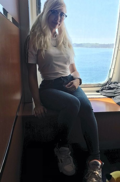 Sinneddonut nudes model pics