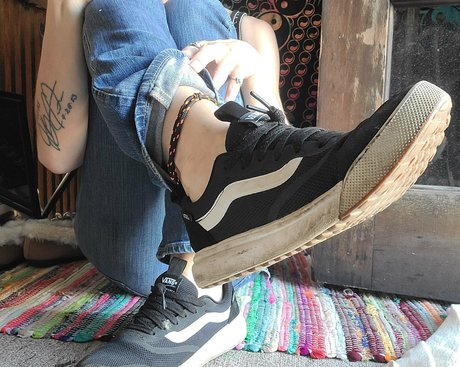 lilhippietoes model naked pictures