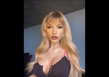 willowbabi pornographic model picture