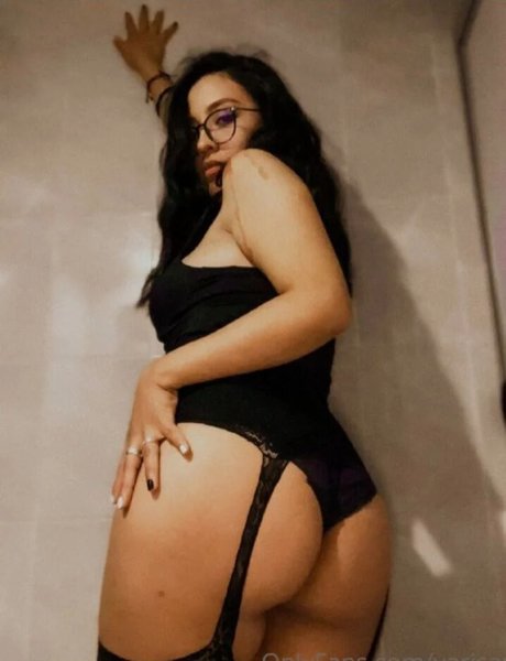 Yari San beautiful model img