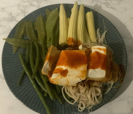 chrissycantwalk hot actress pics