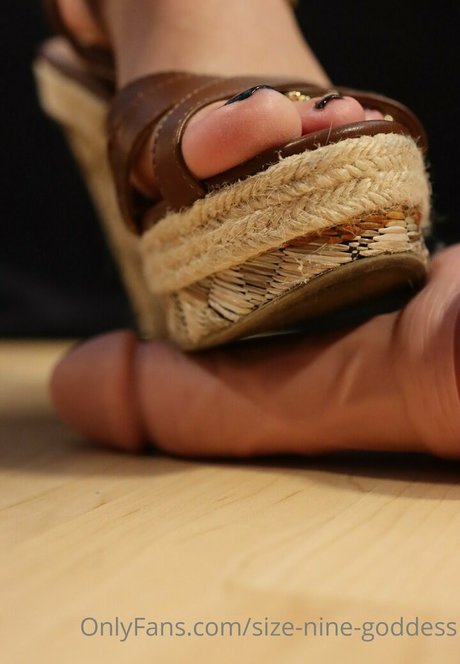 size nine goddess perfect model image