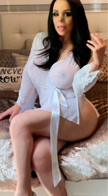 Coralba nude model pic