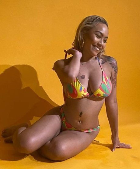 Victoria Kuang model adult pic