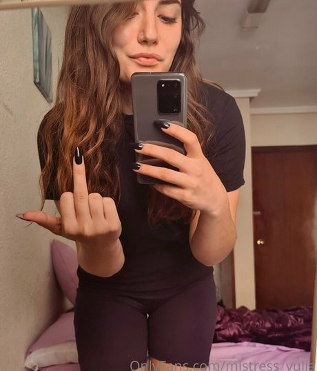 findomylia hot star images