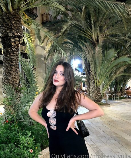 findomylia exclusive actress photos