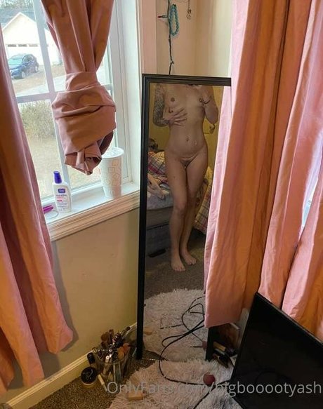 Ashley Sikes model pornographic photos