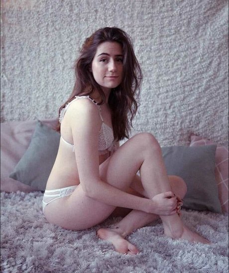 Dodie Clark model free img