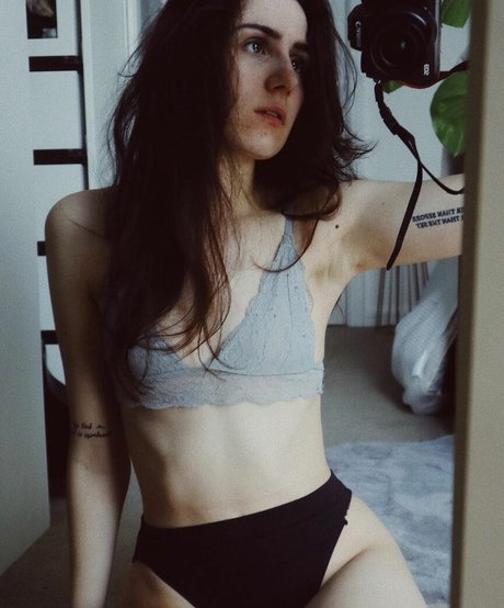 Dodie Clark naked actress pics