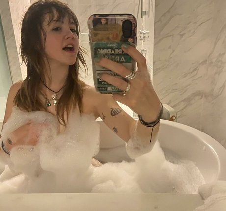 _femalien nude model image