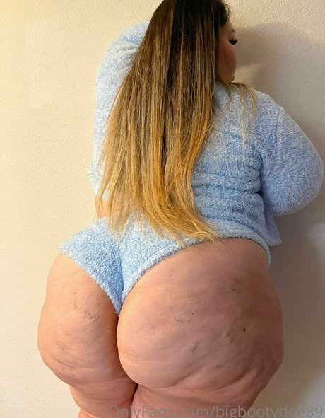 bigbootydee89 naked model picture