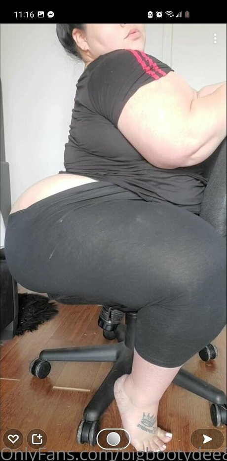 bigbootydee89 naked star pic