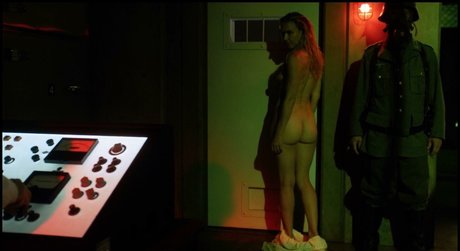 Dominique Swain model high quality pic