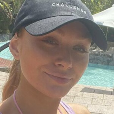 Elz The Witch model erotic images