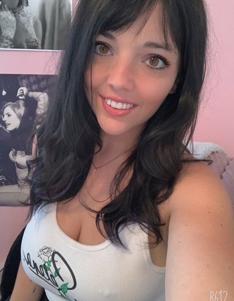 Vanessa Ray nudes model photo