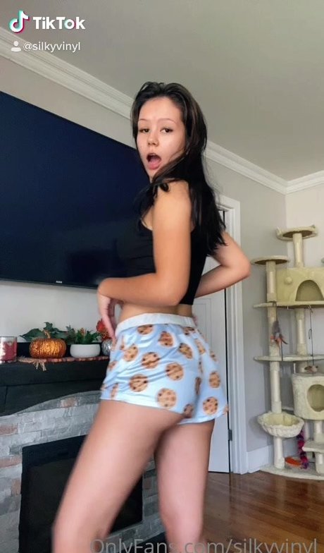 silkyvinyl pretty model images