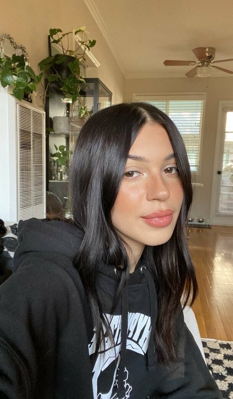 bbyevil sexy model picture