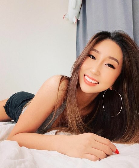 Jinnnyk beautiful pornstar pic