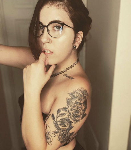 coralinebb naked pornstar image