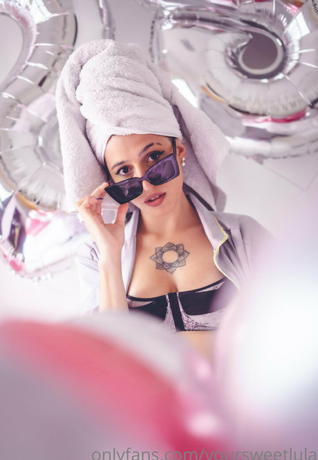 hotsweetlola pornographic actress img