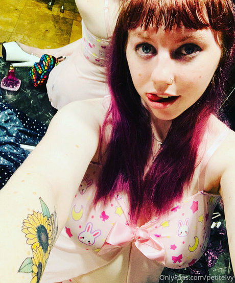 petiteivy pornstar photo