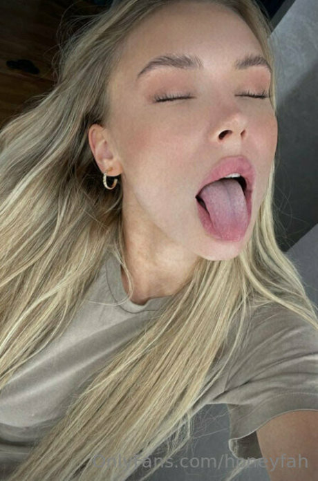 honeyfah erotic star photo