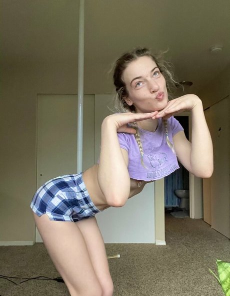 pixienicky hot actress images