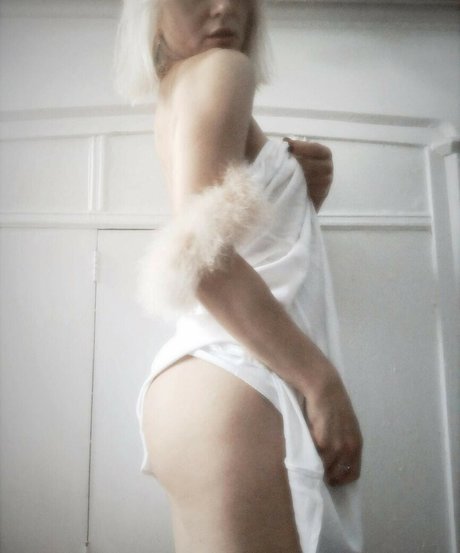 alittle vampy adult model img