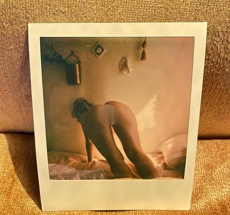 alittle vampy hot actress picture