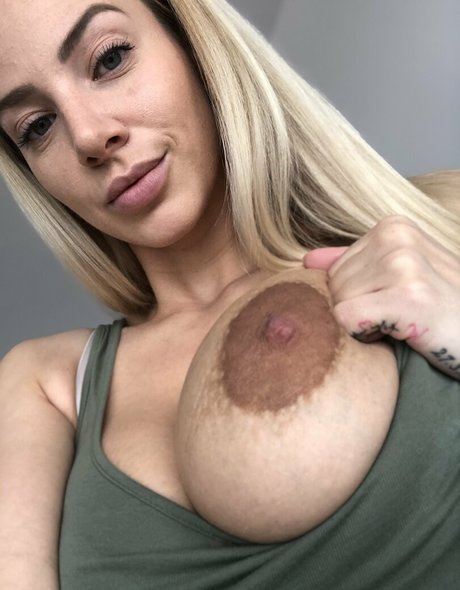 Nathalycheriexxx pornstar nude picture