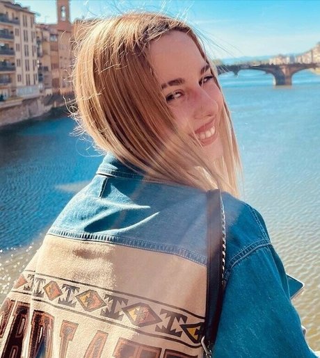 Elena Lagou high quality actress image